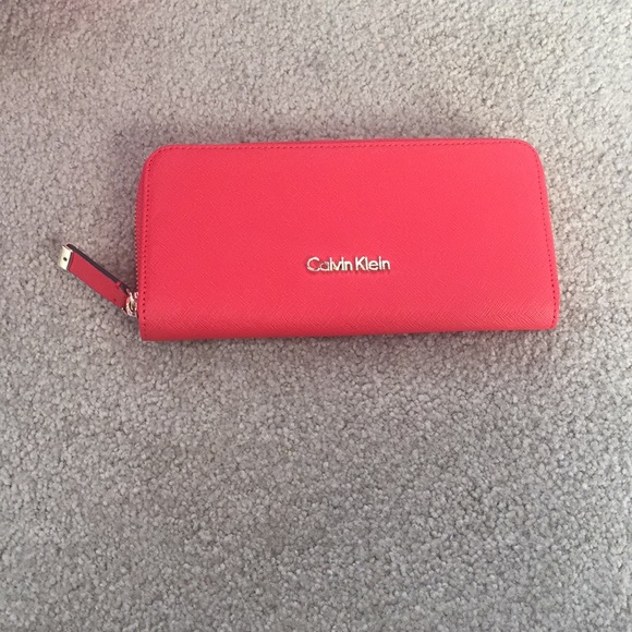 Calvin Klein textured leather wallet - Picture 1 of 3